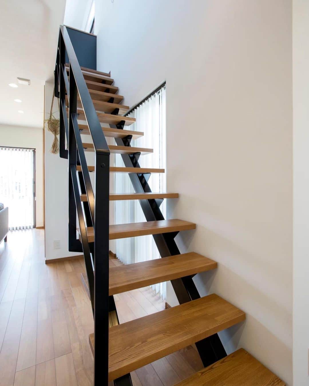 株式会社　三建さんのインスタグラム写真 - (株式会社　三建Instagram)「シンプルな階段はスタイリッシュさが増し、かっこよくお洒落に決まります。  リビングのデザインに合わせて、木の温かみのあるデザインも素敵ですが、玄関からの鉄骨階段もすごくお洒落です。」11月6日 18時30分 - sanken.official