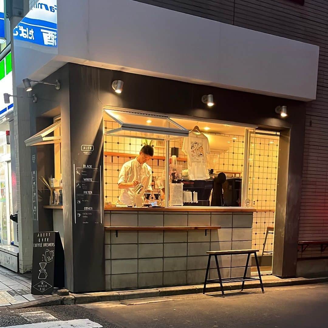 ABOUT LIFE COFFEE BREWERSのインスタグラム：「【ABOUT LIFE COFFEE BREWERS 道玄坂】  Once in a while, I recommend taking  a break and drinking coffee in the evening 🚶  時には夕方にコーヒーを飲みながら一息つくのも オススメです☕️  🚴dogenzaka shop 9:00-18:00(weekday) 11:00-18:00(weekend and Holiday) 🌿shibuya 1chome shop 8:00-18:00  #aboutlifecoffeebrewers #aboutlifecoffeerewersshibuya #aboutlifecoffee #onibuscoffee #onibuscoffeenakameguro #onibuscoffeejiyugaoka #onibuscoffeenasu #akitocoffee  #stylecoffee #warmthcoffee #aomacoffee #specialtycoffee #tokyocoffee #tokyocafe #shibuya #tokyo」