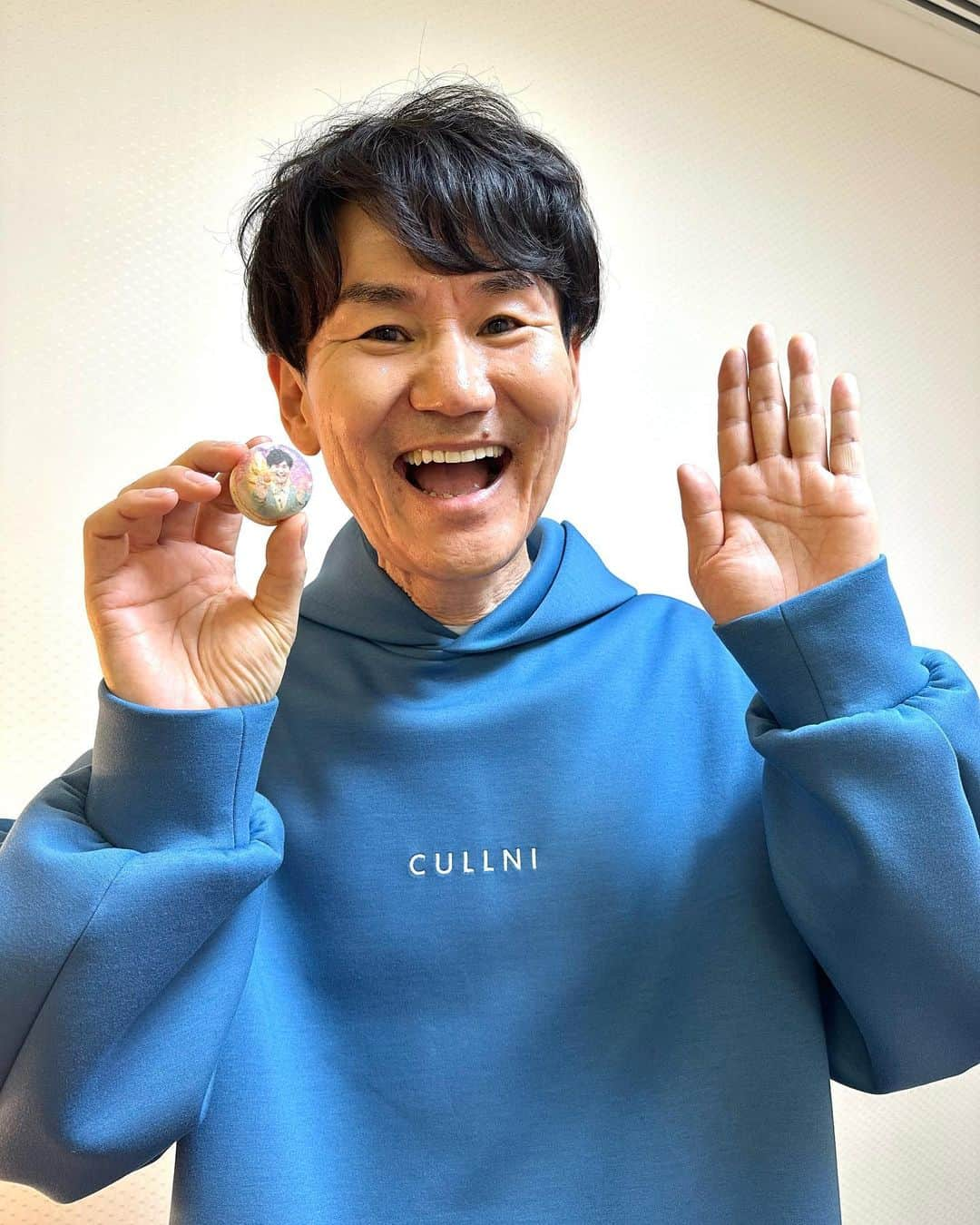 南原清隆さんのインスタグラム写真 - (南原清隆Instagram)「“写真付きマカロン”  贈り物に、記念に嬉しいですね。 ヒルナンデスで作ってくれました。 そういえば以前、誕生日にはっぱ隊でもいただきました。YATTAー！ 食べる時に「何処から食べる？」「味はどんな？」ワイワイやりながらで楽しいです。 もちろん、味は間違いなしの美味さ！ 贈り物にとってもいいですね♪ ありがとうございました😊  #プリントマカロン #macaron_dor #マカロン #はっぱ隊」11月6日 17時22分 - nanchan_official_