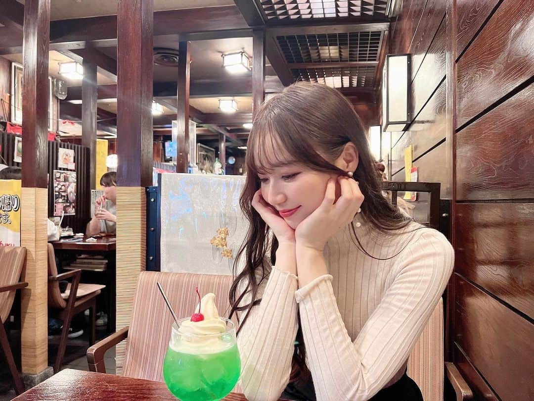 小越しほみさんのインスタグラム写真 - (小越しほみInstagram)「にやにやしてますね🌝  Xでおはよう山脈と日々ポストしてる身としては ぜひとも行ってみたかった純喫茶マウンテン🗻  大好きなクリームソーダは アイスがとても美味しくてたいへん満足でした👵🏻  .  .  .  .  .  .  .  #純喫茶マウンテン #純喫茶 #マウンテン #喫茶マウンテン #喫茶 #喫茶店 #喫茶店巡り #喫茶部 #喫茶店めぐり #純喫茶巡り #純喫茶めぐり #クリームソーダ #クリームソーダ純喫茶めぐり #クリームソーダ部 #浅草 #浅草喫茶店 #浅草カフェ #浅草グルメ #浅草ランチ #カフェ #カフェ巡り #カフェ部 #カフェ活 #カフェ好き #浅草食べ歩き #浅草スイーツ #レトロ喫茶 #レトロカフェ #レトロ喫茶店 #レトロ喫茶店巡り」11月6日 17時24分 - shihomi1129