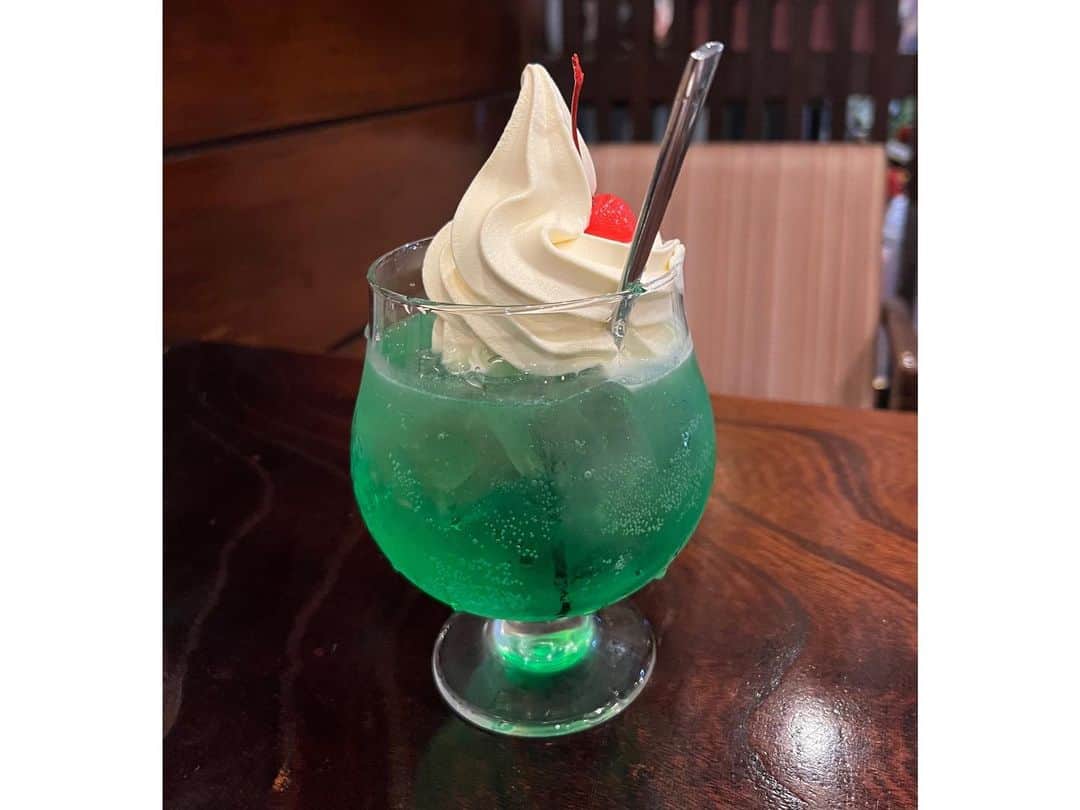 小越しほみさんのインスタグラム写真 - (小越しほみInstagram)「にやにやしてますね🌝  Xでおはよう山脈と日々ポストしてる身としては ぜひとも行ってみたかった純喫茶マウンテン🗻  大好きなクリームソーダは アイスがとても美味しくてたいへん満足でした👵🏻  .  .  .  .  .  .  .  #純喫茶マウンテン #純喫茶 #マウンテン #喫茶マウンテン #喫茶 #喫茶店 #喫茶店巡り #喫茶部 #喫茶店めぐり #純喫茶巡り #純喫茶めぐり #クリームソーダ #クリームソーダ純喫茶めぐり #クリームソーダ部 #浅草 #浅草喫茶店 #浅草カフェ #浅草グルメ #浅草ランチ #カフェ #カフェ巡り #カフェ部 #カフェ活 #カフェ好き #浅草食べ歩き #浅草スイーツ #レトロ喫茶 #レトロカフェ #レトロ喫茶店 #レトロ喫茶店巡り」11月6日 17時24分 - shihomi1129