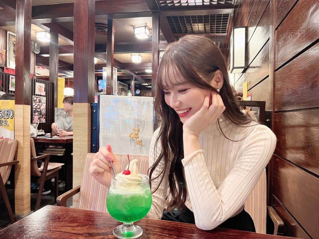 小越しほみさんのインスタグラム写真 - (小越しほみInstagram)「にやにやしてますね🌝  Xでおはよう山脈と日々ポストしてる身としては ぜひとも行ってみたかった純喫茶マウンテン🗻  大好きなクリームソーダは アイスがとても美味しくてたいへん満足でした👵🏻  .  .  .  .  .  .  .  #純喫茶マウンテン #純喫茶 #マウンテン #喫茶マウンテン #喫茶 #喫茶店 #喫茶店巡り #喫茶部 #喫茶店めぐり #純喫茶巡り #純喫茶めぐり #クリームソーダ #クリームソーダ純喫茶めぐり #クリームソーダ部 #浅草 #浅草喫茶店 #浅草カフェ #浅草グルメ #浅草ランチ #カフェ #カフェ巡り #カフェ部 #カフェ活 #カフェ好き #浅草食べ歩き #浅草スイーツ #レトロ喫茶 #レトロカフェ #レトロ喫茶店 #レトロ喫茶店巡り」11月6日 17時24分 - shihomi1129