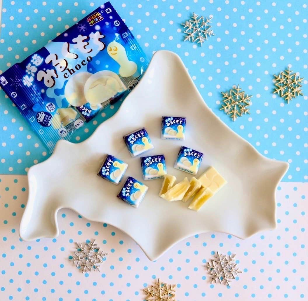 チロルチョコさんのインスタグラム写真 - (チロルチョコInstagram)「⛄️ ／ #新商品 情報⋆͛📢⋆ 全国の #ウエルシア で発売🛒✨ ＼  北海道産ミルク使用🥛🐮 チロルチョコの 北海道みるくもち〈袋〉が新登場⸜🙌🏻⸝  北海道産ミルクを使用したやさしい甘みのミルクチョコの中に、 とろっとした練乳ソースともちグミを閉じ込めました🍼🏰  クリーミーな味わいが楽しめます😘  雪や北海道のマークをちりばめた冬にぴったりのパッケージ❄⛄ もち商品シリーズのキャラクター "もちくん”がデザインされています⚪️  是非チェックしてみてくださいね👀💡   ■発売日 2023年11月6日 全国のウエルシアで発売🛒 ※お取り扱いのない店舗もあります。また、商品がなくなり次第、販売終了とさせて頂きます。  🗣💬 商品に関するご質問については、チロルチョコ公式HPお客様お問い合わせまでご連絡くださいませ🙇  #tirol #tirolchoco #チロルチョコ #チロル #チョコレート #おやつタイム #chocolate  #おうちカフェ #おやつの時間  #chocolatelover  #shopチロルチョコ#新商品#北海道#みるくもち #新発売」11月6日 17時34分 - tirolchoco_official