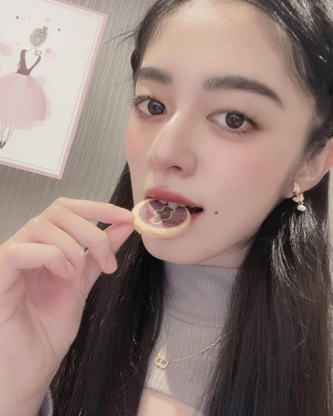 加藤美帆のインスタグラム：「職場でもらったお菓子🍭🍬🍫🍿🍩 USJのお土産🫶🫶 暫く遊びに行けてないから行きたいなぁ😵‍💫 #fyp #japanesegirl」