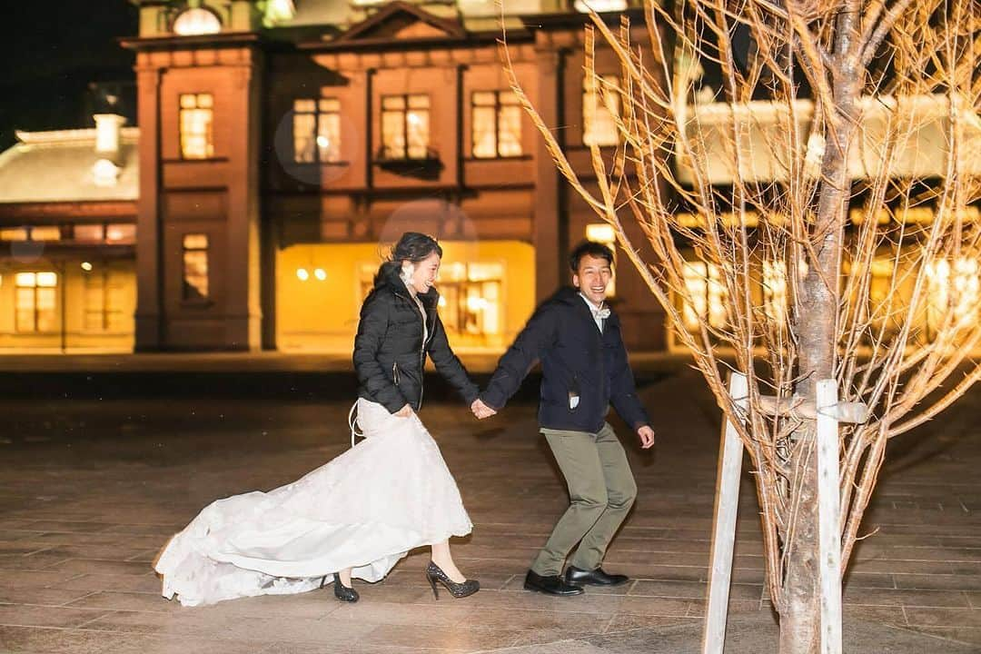 ラヴィ•ファクトリーさんのインスタグラム写真 - (ラヴィ•ファクトリーInstagram)「【写真で叶える結婚式】 . こちらのお写真は @natsuki_k_wedding さんから リグラムさせていただきました✨  雪降る門司港での ロマンティックなナイトフォトに思わずうっとり♪ 婚礼衣装の上にダウンを羽織れば ほどよくカジュアルダウンしたおふたりらしい装いに。  ちょっぴりオフショット感ある一枚も素敵です* . —————— @laviefactoryをフォローして #laviefactory #ラヴィファクトリー のハッシュタグをつけて お写真を投稿してみてくださいね* . こちらの公式IG（@laviefactory） で取り上げさせていただきます✨ . 思わず笑顔になれるハートのある 「家族写真」はラヴィクルール* >>>@laviecouleur_official . #wedding #weddingphotography #photo #ハートのある写真 #instawedding #結婚写真 #ウェディング #ウェディングフォト #撮影指示書 #ロケーションフォト #前撮り #写真好きな人と繋がりたい #フォトウェディング #卒花 #後撮り #ウェディングニュース #前撮り小物 #前撮りフォト #前撮りアイテム #ウェディング撮影 #撮影構図 #前撮りアイディア #撮影指示書 #花嫁コーディネート #花嫁コーデ #門司港 #ナイトフォト #大人花嫁」11月6日 17時27分 - laviefactory