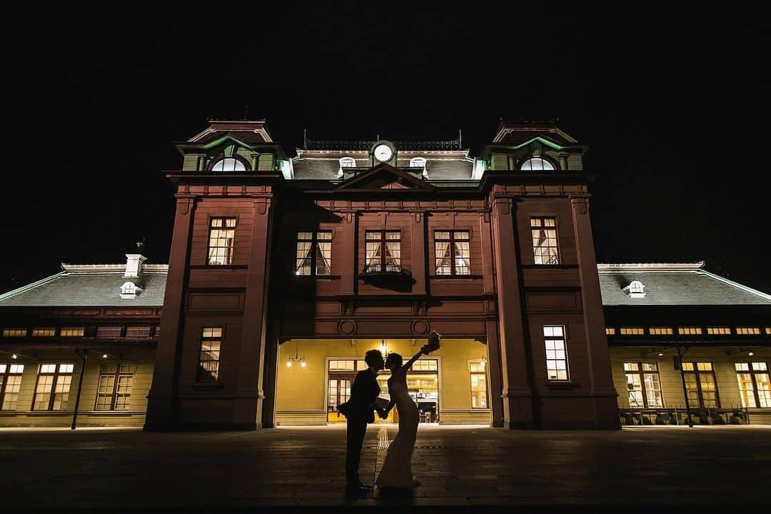 ラヴィ•ファクトリーのインスタグラム：「【写真で叶える結婚式】 . こちらのお写真は @natsuki_k_wedding さんから リグラムさせていただきました✨  雪降る門司港での ロマンティックなナイトフォトに思わずうっとり♪ 婚礼衣装の上にダウンを羽織れば ほどよくカジュアルダウンしたおふたりらしい装いに。  ちょっぴりオフショット感ある一枚も素敵です* . —————— @laviefactoryをフォローして #laviefactory #ラヴィファクトリー のハッシュタグをつけて お写真を投稿してみてくださいね* . こちらの公式IG（@laviefactory） で取り上げさせていただきます✨ . 思わず笑顔になれるハートのある 「家族写真」はラヴィクルール* >>>@laviecouleur_official . #wedding #weddingphotography #photo #ハートのある写真 #instawedding #結婚写真 #ウェディング #ウェディングフォト #撮影指示書 #ロケーションフォト #前撮り #写真好きな人と繋がりたい #フォトウェディング #卒花 #後撮り #ウェディングニュース #前撮り小物 #前撮りフォト #前撮りアイテム #ウェディング撮影 #撮影構図 #前撮りアイディア #撮影指示書 #花嫁コーディネート #花嫁コーデ #門司港 #ナイトフォト #大人花嫁」