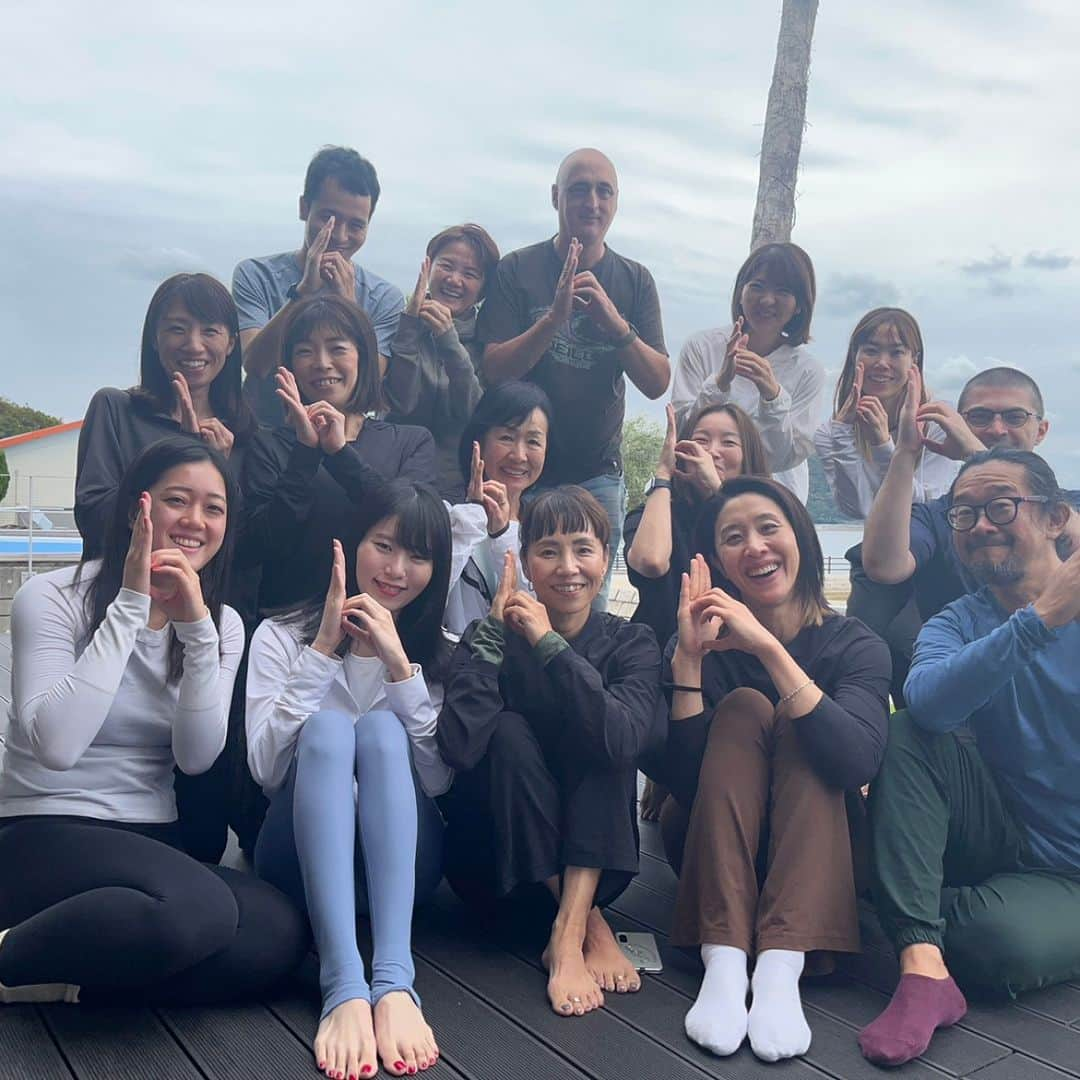 マンドゥカ 日本公式アカウントさんのインスタグラム写真 - (マンドゥカ 日本公式アカウントInstagram)「📃Event Playback - 「Studio Beaura」Retreat in Shodoshima  Manduka プラチナアンバサダー赤沼直美(@naomi_akanuma )さんのスタジオ「Studio Beaura (@studio_beaura )」開催のリトリート。  小豆島（しょうどしま）は、瀬戸内海ある２番目に大きな島。 日本有数のオリーブの生産地、最近では映画「魔女の宅急便」のロケ地としても脚光を浴び、白いギリシャ風車や自然豊かなガーデンパーク、１日２回ほど海の中から現れる砂の道「エンジェルロード」などフォトスポットとしても人気の島です。  Studio Beaura ディレクター2名と共に、日々の喧騒から離れて心身ともにリフレッュ＆パワーチャージできる時間となりました。  #Mandukaプラチナアンバサダー 赤沼直美さん  2023.10.07-10.09 Studio Beaura Retreat in 小豆島  ■赤沼先生 コメント  色々な人達、環境とコネクトする。 まずは繋がることから。 繋がることで自分への気付きが増え、自分への理解が深まる。 理解することは自分の選択が上手く行くようになる。満足し充実感を日々を過ごせる。  日々の幸せの糧になるリトリートになれば嬉しい！ 来年も開催したいと考えています。  ブログでもご紹介しております。 https://manduka.jp/event/yogaevent-20231030/  #manduka #manduka_japan #マンドゥカ #mandukayoga #mandukayogamat #マンドゥカヨガマット #ヨガマット  #マンドゥカアンバサダー #Mandukaアンバサダー #ヨガイベント #ヨガ体験 #ヨガ教室 #ヨガ講師 #ヨガ初心者 #ヨガワークショップ #yogaevent #ヨガリトリート」11月6日 17時30分 - manduka_japan