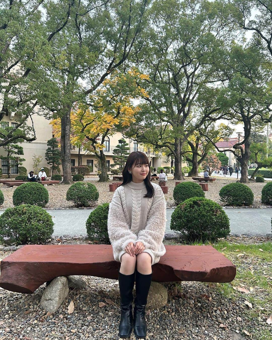 今井陽菜さんのインスタグラム写真 - (今井陽菜Instagram)「関学の好きな場所はココ🌿,, 絵本に出てきそうな木の椅子... 緑に囲まれて癒されます😌 お友達にいい感じに撮ってもらいました⟡.·*. 自然豊かで青い芝生が特徴の関学に是非来てみてください！ ・ ・ ・ #関西学院大学 #関学 #上ケ原キャンパス  #ミス関学 グランプリ目指してます」11月6日 17時30分 - haruna__imai