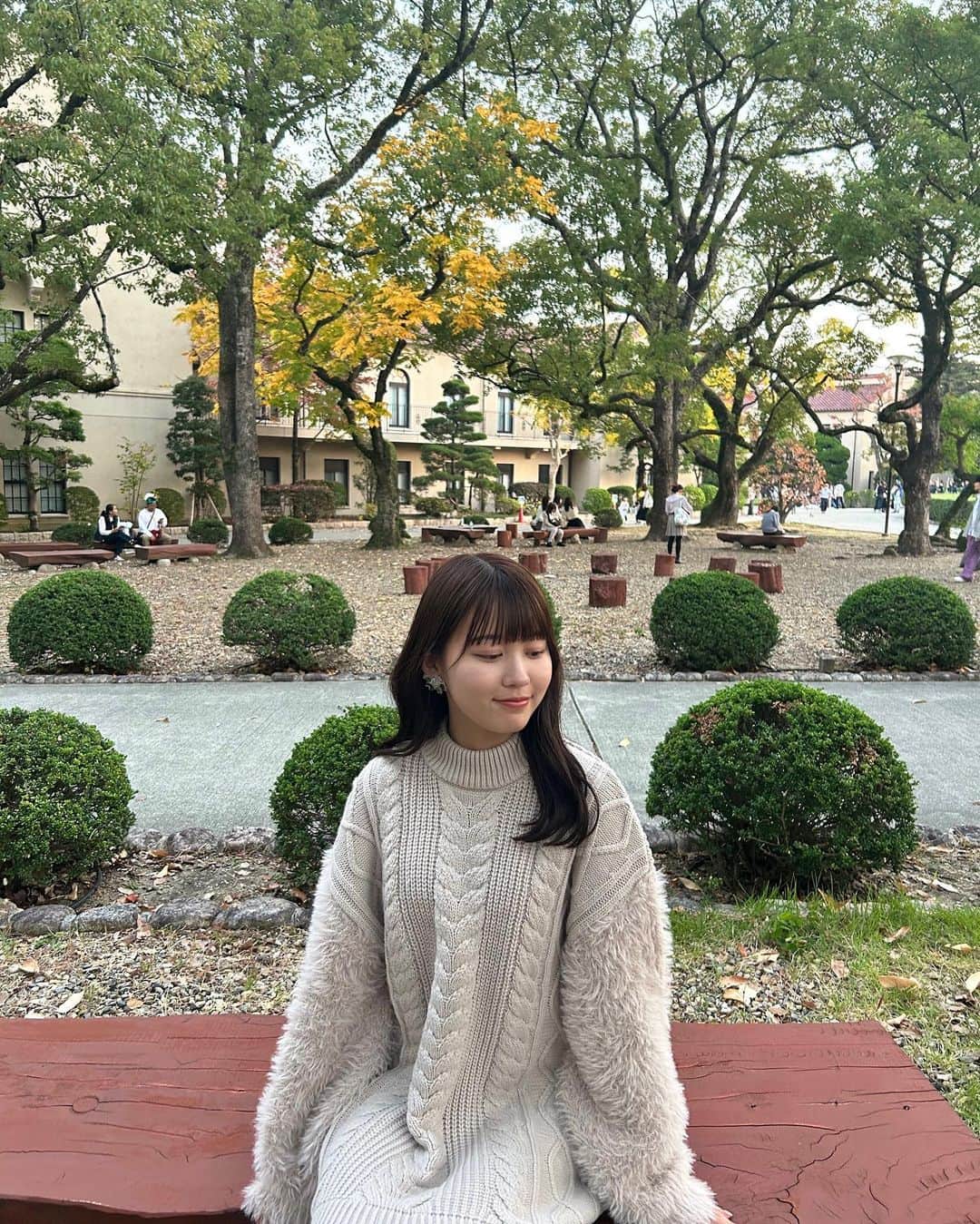 今井陽菜さんのインスタグラム写真 - (今井陽菜Instagram)「関学の好きな場所はココ🌿,, 絵本に出てきそうな木の椅子... 緑に囲まれて癒されます😌 お友達にいい感じに撮ってもらいました⟡.·*. 自然豊かで青い芝生が特徴の関学に是非来てみてください！ ・ ・ ・ #関西学院大学 #関学 #上ケ原キャンパス  #ミス関学 グランプリ目指してます」11月6日 17時30分 - haruna__imai