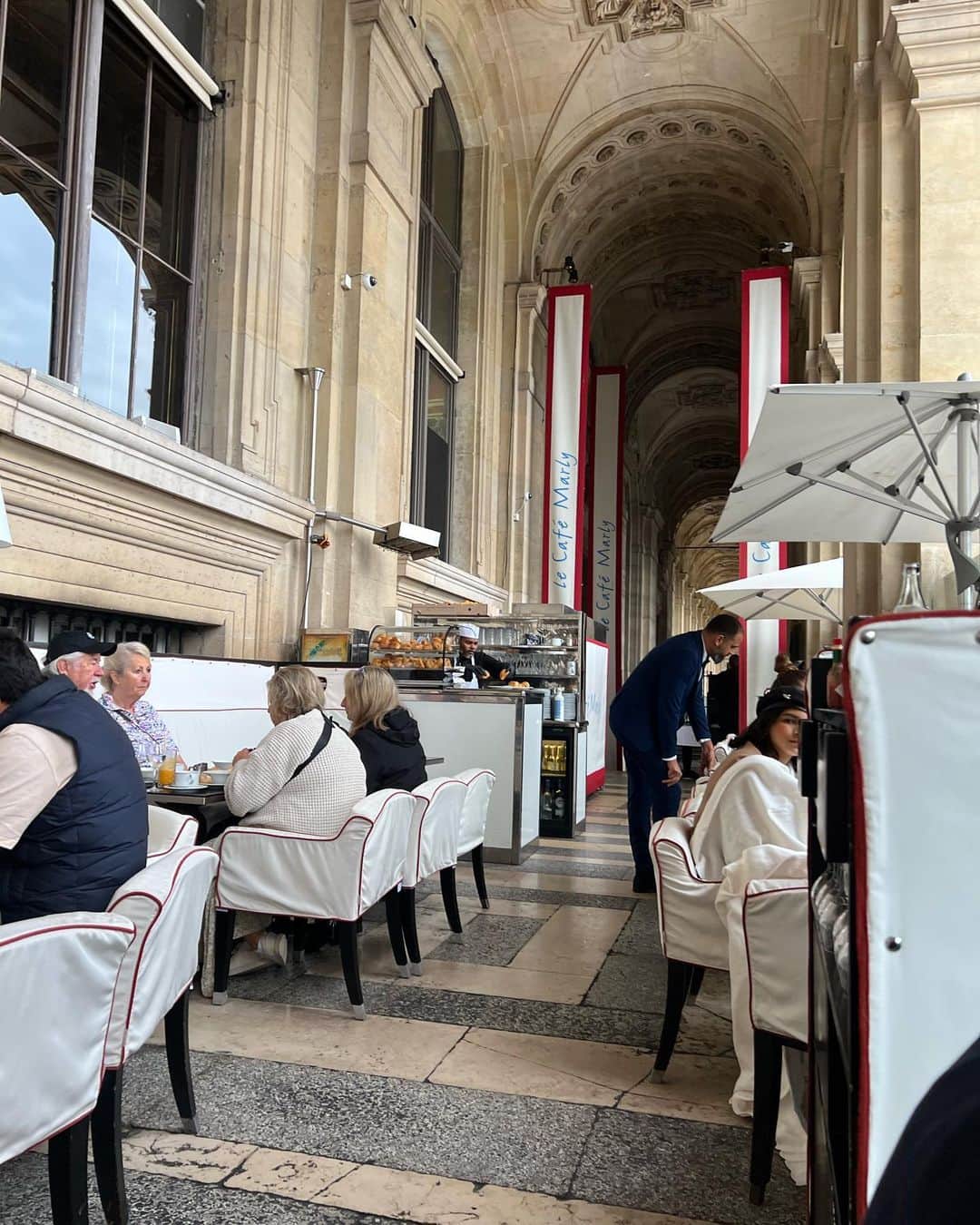 薮下柊さんのインスタグラム写真 - (薮下柊Instagram)「in Paris 🇫🇷  モナリザに集まる人混みが面白くてパシャリ🤳🏻 ルーブル美術館の貯蔵品の数に圧倒されました🫨  天気にも恵まれて、セーヌ川沿いを散歩したのも気持ちよかった☀️  #paris  #france」11月6日 17時31分 - __yabushita_shu__