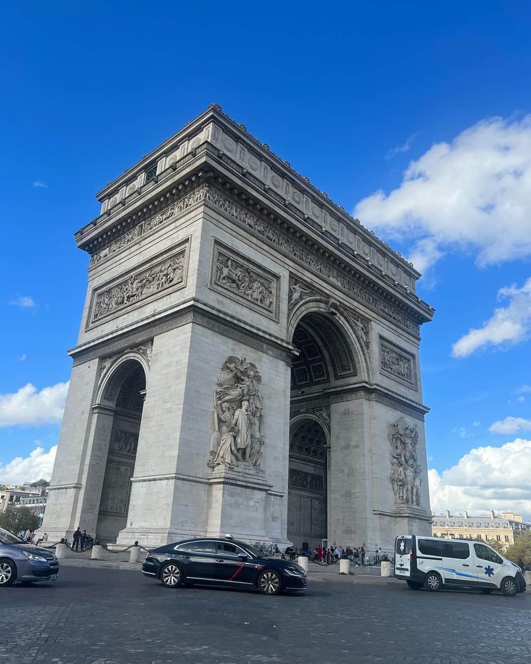 薮下柊さんのインスタグラム写真 - (薮下柊Instagram)「in Paris 🇫🇷  モナリザに集まる人混みが面白くてパシャリ🤳🏻 ルーブル美術館の貯蔵品の数に圧倒されました🫨  天気にも恵まれて、セーヌ川沿いを散歩したのも気持ちよかった☀️  #paris  #france」11月6日 17時31分 - __yabushita_shu__