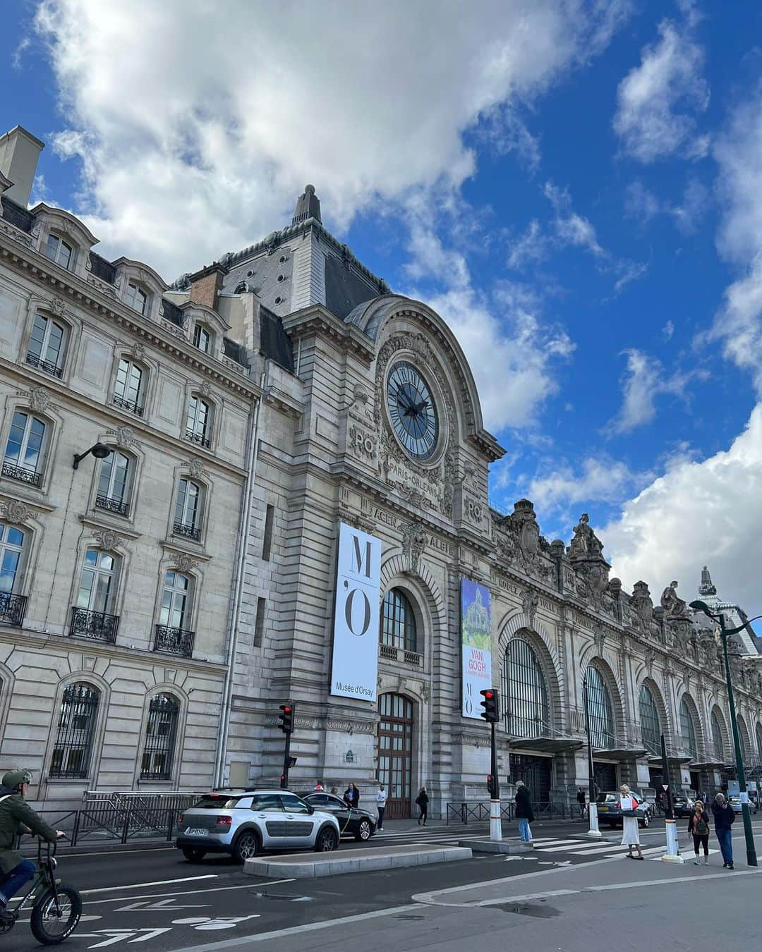 薮下柊さんのインスタグラム写真 - (薮下柊Instagram)「in Paris 🇫🇷  モナリザに集まる人混みが面白くてパシャリ🤳🏻 ルーブル美術館の貯蔵品の数に圧倒されました🫨  天気にも恵まれて、セーヌ川沿いを散歩したのも気持ちよかった☀️  #paris  #france」11月6日 17時31分 - __yabushita_shu__