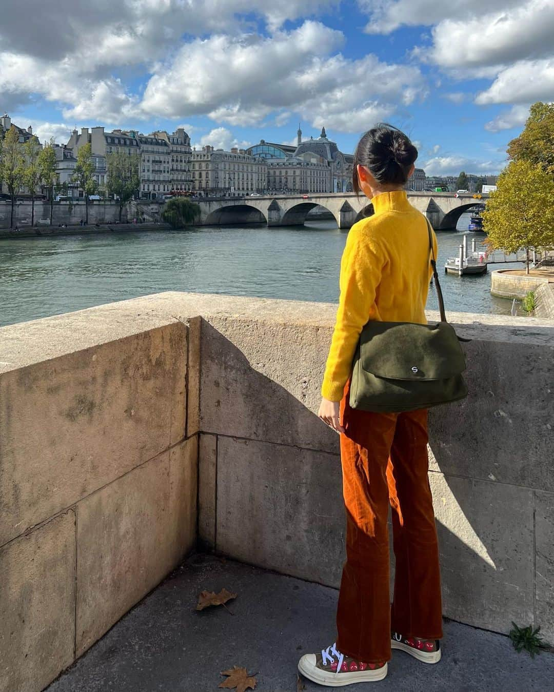 薮下柊さんのインスタグラム写真 - (薮下柊Instagram)「in Paris 🇫🇷  モナリザに集まる人混みが面白くてパシャリ🤳🏻 ルーブル美術館の貯蔵品の数に圧倒されました🫨  天気にも恵まれて、セーヌ川沿いを散歩したのも気持ちよかった☀️  #paris  #france」11月6日 17時31分 - __yabushita_shu__