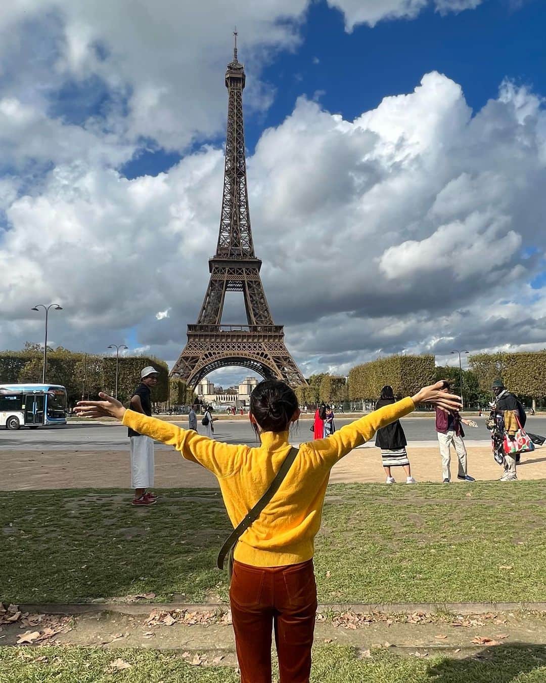 薮下柊のインスタグラム：「in Paris 🇫🇷  モナリザに集まる人混みが面白くてパシャリ🤳🏻 ルーブル美術館の貯蔵品の数に圧倒されました🫨  天気にも恵まれて、セーヌ川沿いを散歩したのも気持ちよかった☀️  #paris  #france」