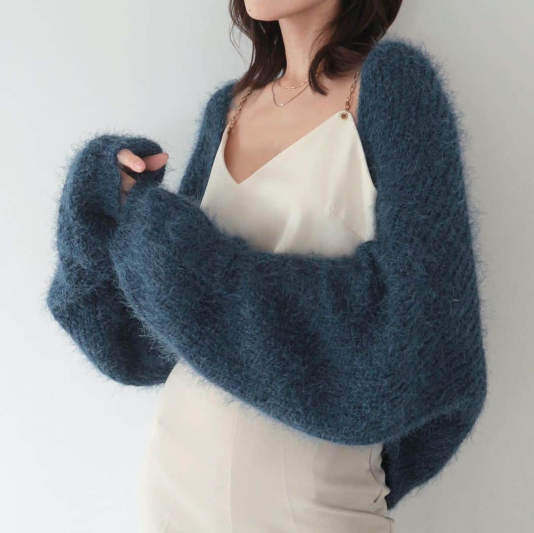 デュラスアンビエントのインスタグラム：「#フェザーヤーンニットボレロ <Beige, Blue, Charcoal> 【11/6(MON)20:00-】  秋の装いに羽織りたくなるニットボレロ。 毛足の長いフェザーヤーンを使用し、ふんわりとしたボリュームのあるシルエットをつくります。  短い着丈に対し、袖は長く設けることでバランスを取り、たっぷりの生地が手元で弛むことで、理想の"萌え袖"が叶います。  柔らかなベージュ、深みのあるブルー、コントラストが和らぐチャコールの3色展開でご用意。  留め具などはなくラフに羽織れるので、深まりゆく秋にぴったりの一着です。 ＿＿＿＿＿＿＿＿＿＿＿ ✔︎ @ambient_styling #AMBIENT #ambient_official #ambientstyle #アンビエント #ニット #ボレロ #秋コーデ」