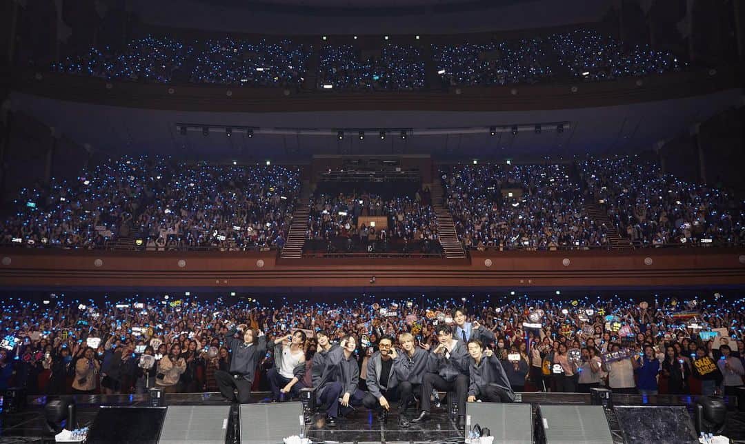 ドンヘのインスタグラム：「슈퍼주니어 18주년. 사랑하는 멤버들과 중학교 때부터 지금까지 함께라는 게 너무너무 감사하네요. 그리고 20살 때 ELF를 만나 18년 동안 저희 곁을 지켜줘서 든든하고 감사해요. 영원한 친구 ELF 만나 모든 계절을 함께 보낼 수 있는 것도 감사해요. 앞으로 우리 함께 더 걸어가요 :) ELF를 위해 많은 선물을 준비할게요💙」