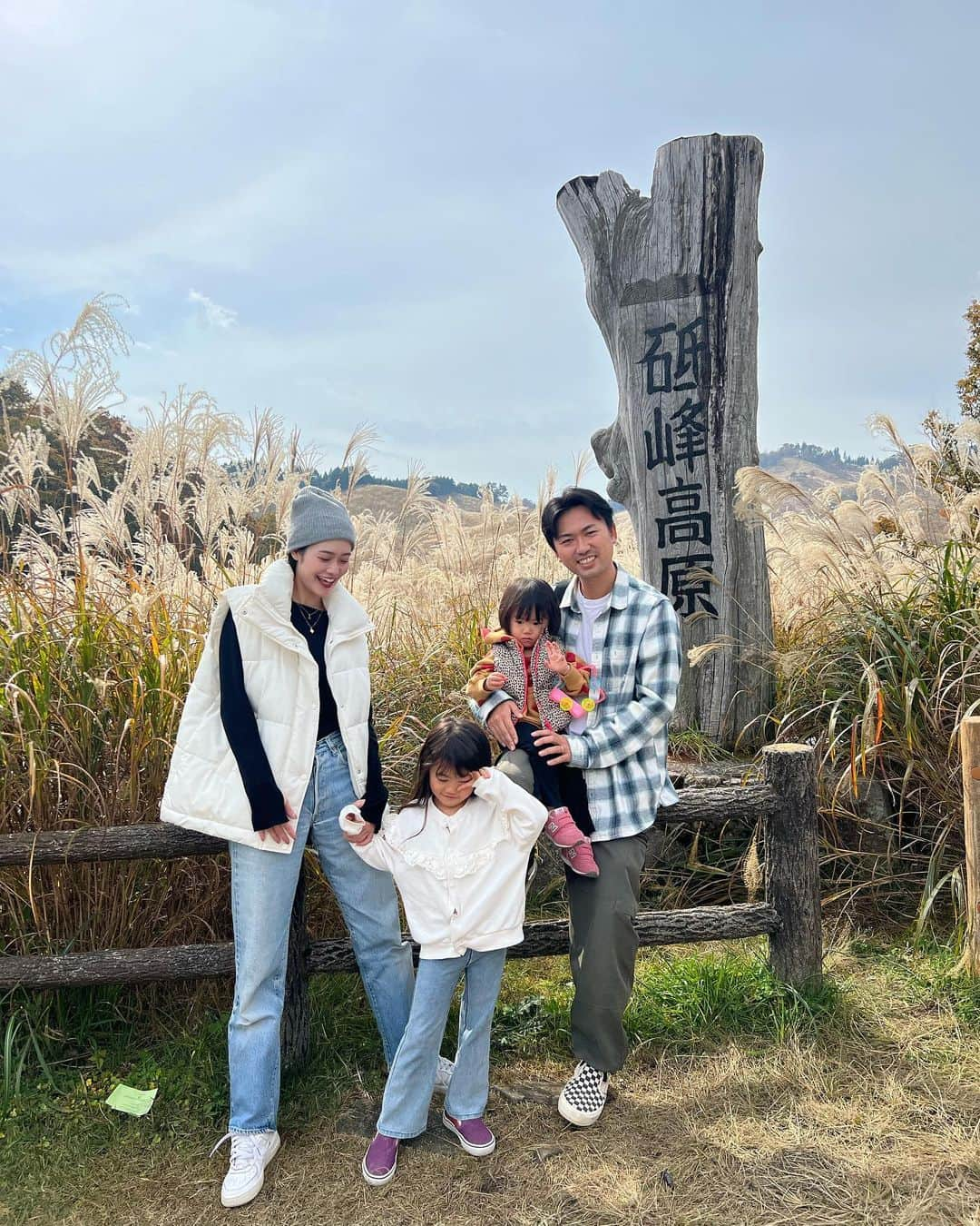 川畑ありさのインスタグラム：「砥峰高原🌾見頃おわるギリギリに行けた♡ ぶんちゃんのお父さん、お母さんも一緒にみんなで🌾  お母さんがおにぎりとお弁当たくさん作ってきてくれたので皆んなで食べて♡ 美味しすぎたし、景色も良いし最高😊  アリサが大食いなのでお母さんが、おかずもたくさん作って、おにぎりも大量にむすんで来てくれてた（笑）かたじけねえ🤣🤣ww  にこなづも頑張って歩いてて、気候も良くてめちゃくちゃ楽しかった😊♡  最近はダウンベストの登場率高い✨ 今年の秋はあったかいしたくさん着られそう⭕️ 首元ボリューミーで可愛いしオススメすぎる♡  Vest: @kobe_lettuce  品番:K1235 price:3690円  運動会にも着て行ったよ~😆 ホンマにベスト良いなと実感してる🤍🤍  #神戸レタス#kobelettuce #レタジョ#プチプラ#プチプラコーデ #ママコーデ#女の子ママ#ストレート#骨格ストレート#ママ#ootd#コーデ#コーディネート#骨スト#ダウンベスト #ベストコーデ #秋コーデ」