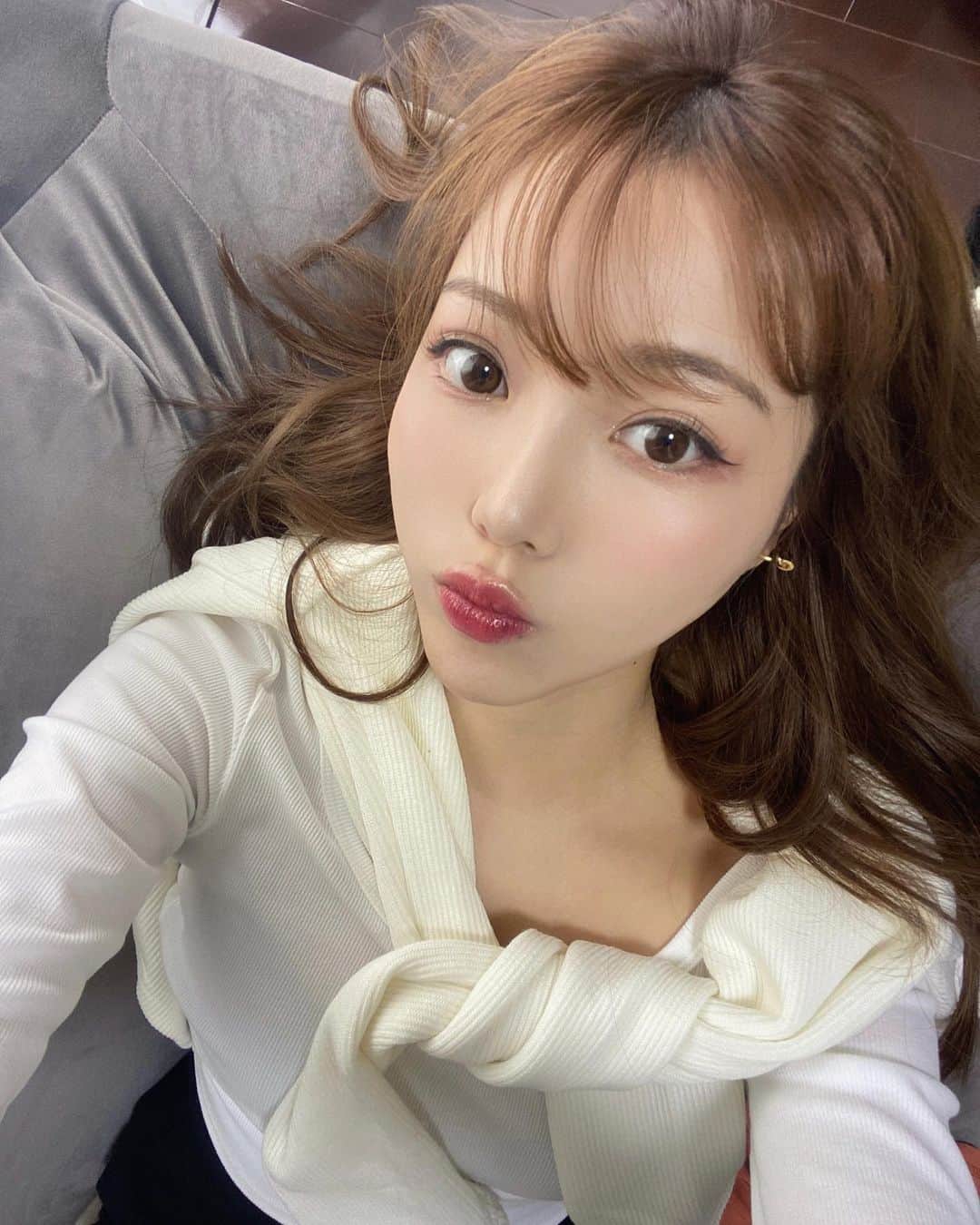 石川晶子（あきぽよ）さんのインスタグラム写真 - (石川晶子（あきぽよ）Instagram)「盛れたのに誰にも会わない日💭💭 自撮りの仕方忘れた。適当すぎる🥲w 寝ながら撮ると顔違う…顔の肉きになる…  髪の毛巻くの久しぶりすぎたのだけど これじゃ分からないね😂笑  #自撮り#ホワイトコーデ #メイク#メイク好き #ゴーディネート #コーデ#ファッション好き #巻き髪ロング #巻き髪アレンジ #ヘアーアレンジ  #ヘアースタイル #ロングスタイル#自撮り写真」11月6日 17時44分 - i_am____aki