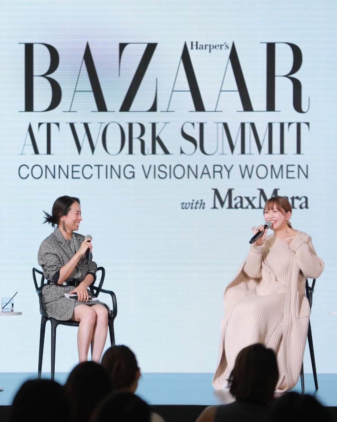 坂本美雨のインスタグラム：「The BAZAAR at Work Summit Connecting Visionary Women with Max Mara  @harpersbazaarjapan の小栗編集長 @yu_ogu とのトークショーでは、ワークライフバランスについてお話ししたのだけど、そもそもライフがグラデーションになってワークになっていく仕事ゆえ、ぜんぶがつながっていて、バランスなんてまったく取れていないのでした。  でももっと、日常を尊びたいし、体力の限界までいかないでちゃんとコンタクト取って寝たいし、ぬか漬けだって漬けたいんだ（←なんどトライしたかわからない）。 悩みますね…  Max Maraの重厚なニットのセットアップ、 しゃん！とした気持ちになりました。 ありがとうございました✨ @maxmara . .  Hair&Make @leco_ayami   #harpersbazaarjapan  #atworksummit」