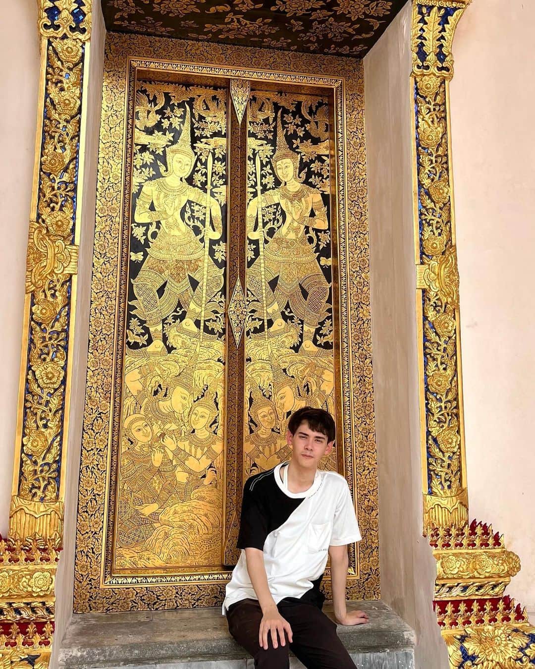 トラウデン都仁さんのインスタグラム写真 - (トラウデン都仁Instagram)「週末にバンコクにいる知人に会いにタイに行って来ました🇹🇭  初日は寺院巡りをしながらバンコクを歩き回りました。歩数を確認してみると...なんと3万歩近く歩いてました笑  寺院はワット・アルンとワット・ポーに行きました！ワット・アルンでは後光が差す美しい写真が撮れました✨  #thailand #bangkok」11月6日 17時36分 - toni_trauden_official