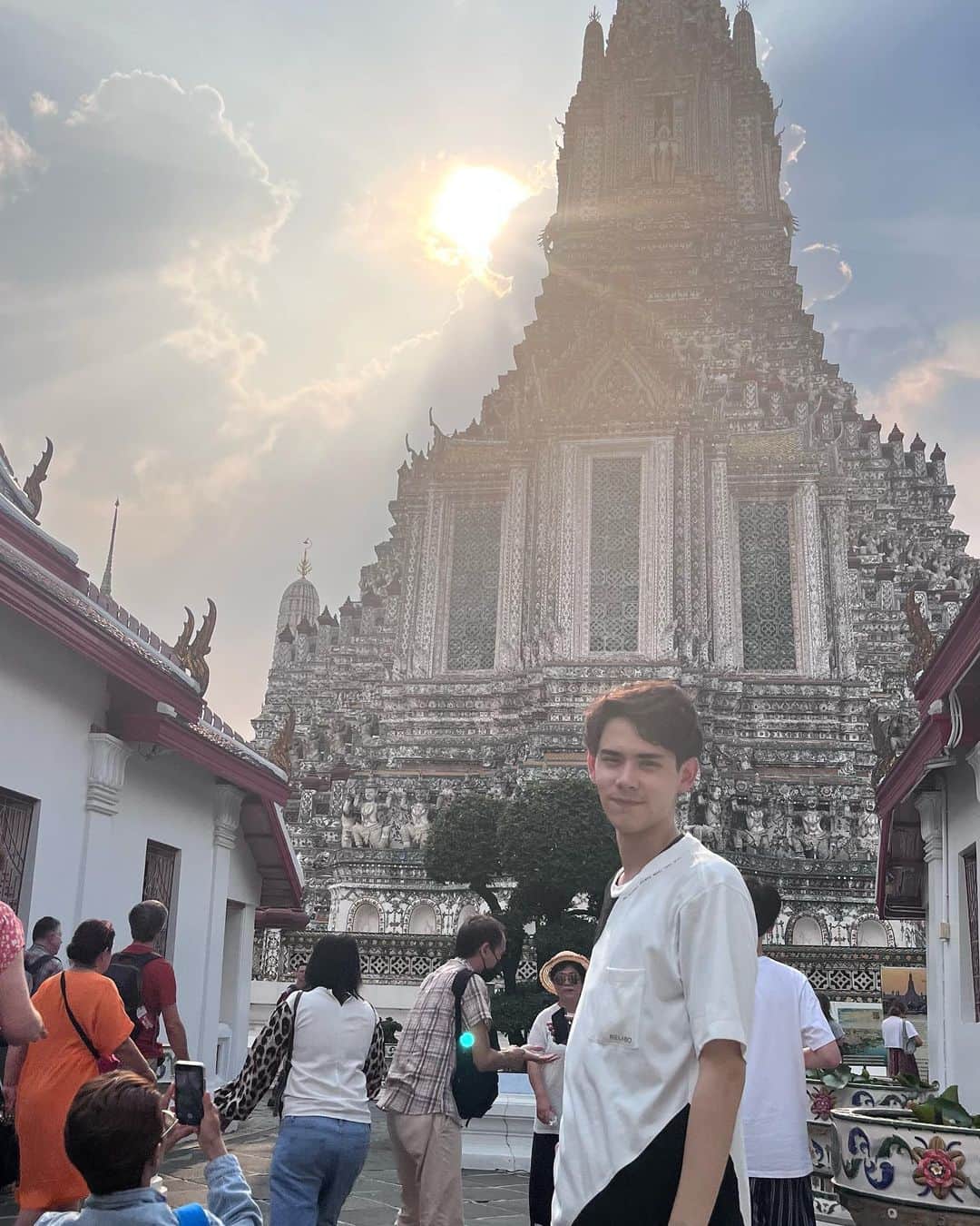 トラウデン都仁さんのインスタグラム写真 - (トラウデン都仁Instagram)「週末にバンコクにいる知人に会いにタイに行って来ました🇹🇭  初日は寺院巡りをしながらバンコクを歩き回りました。歩数を確認してみると...なんと3万歩近く歩いてました笑  寺院はワット・アルンとワット・ポーに行きました！ワット・アルンでは後光が差す美しい写真が撮れました✨  #thailand #bangkok」11月6日 17時36分 - toni_trauden_official