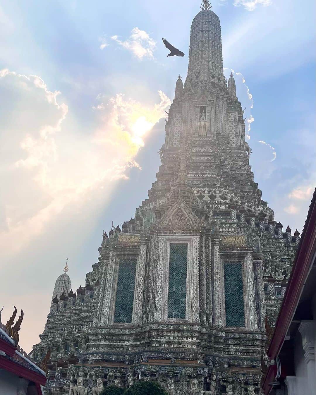 トラウデン都仁のインスタグラム：「週末にバンコクにいる知人に会いにタイに行って来ました🇹🇭  初日は寺院巡りをしながらバンコクを歩き回りました。歩数を確認してみると...なんと3万歩近く歩いてました笑  寺院はワット・アルンとワット・ポーに行きました！ワット・アルンでは後光が差す美しい写真が撮れました✨  #thailand #bangkok」
