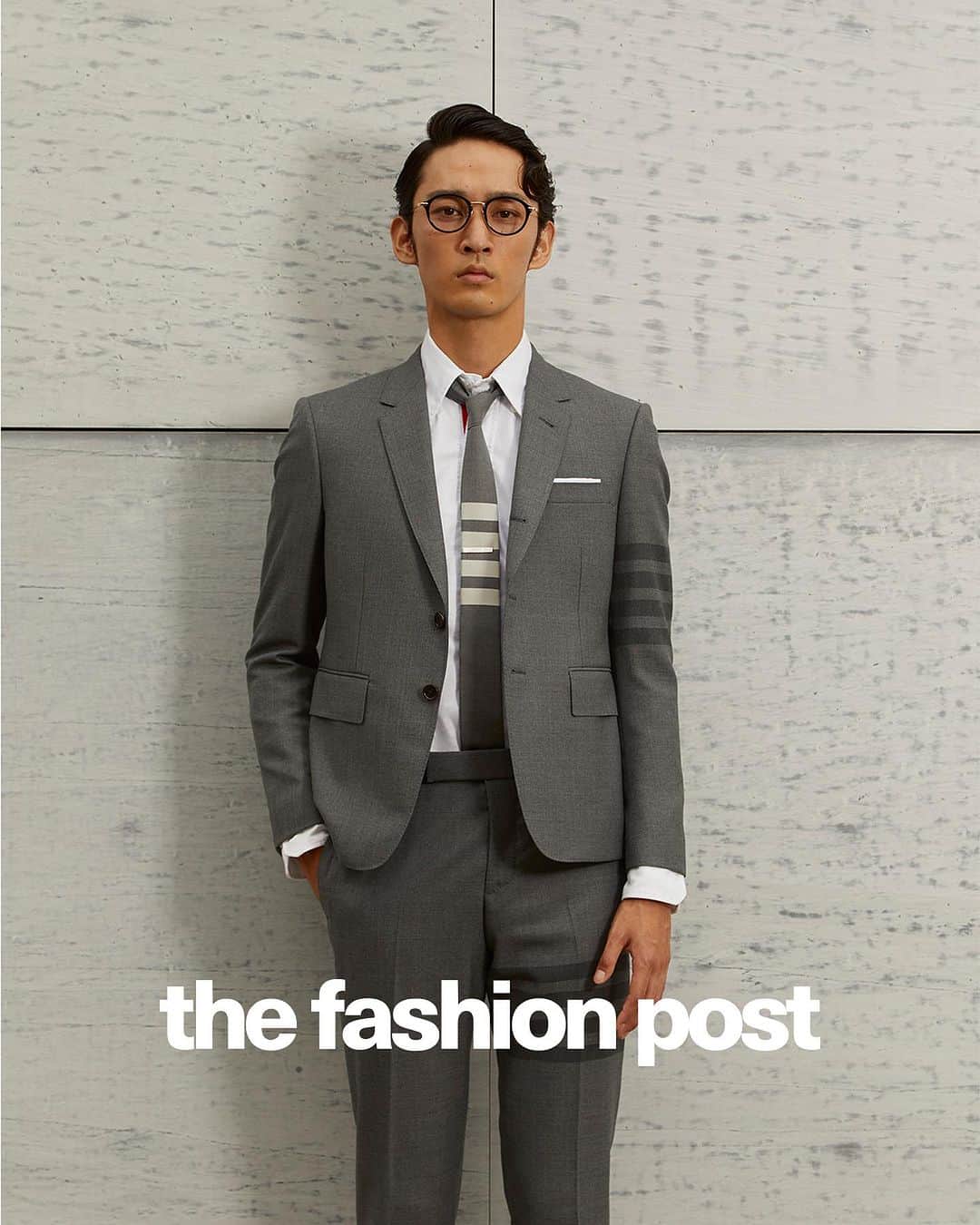 The Fashion Postさんのインスタグラム写真 - (The Fashion PostInstagram)「#fashion THOM BROWNE with  Shuhei Uesugi 『自分らしさをまとうユニフォーム。上杉柊平とトム ブラウン〈前編〉』  2003年、ニューヨークにあるオーダーメイドの店で5着のスーツからスタートした THOM BROWNE (トム ブラウン)。アメリカン・トラッドをモダンに再構築したピースには、着こなし方にも厳格なルールが定められ、細部にいたるまで彼の美学が垣間見える。グレーを基調に、スリムなジャケット、アンクル部分を折り返したトラウザー、4本線をあしらったカーディガン、ホワイトのオックスフォードシャツ、ネクタイ、そして革靴。「ユニフォーミティー (画一性) が真の個性を、真の自信を示している」と語る彼は、現代におけるユニフォームであるスーツに新たな息吹をもたらした。  話題のドラマや映画に立て続けに出演し、俳優として躍進を続けながらも、今年3月に惜しまれつつも解散したヒップホップクルー KANDYTOWN (キャンディタウン) の Holly Q (ホーリー キュー) としてラッパーの顔もあわせ持つ上杉柊平が、THOM BROWNE の定番コレクションを纏い、自分らしさを表現する。(第1回/全2回)。  model: Shuhei Uesugi photography: Toshio Ohno styling: Yoko Irie hair: Kazuma Kimura make up: Shiho Sakamoto text: Manaha Hosoda & Risa Matsumoto edit: Risa Matsumoto & Shiyori Kawamura  #tfp #thefashionpost #thombrowne #トムブラウン #上杉柊平 #Shuheiuesugi #pr」11月6日 18時00分 - tfpjp