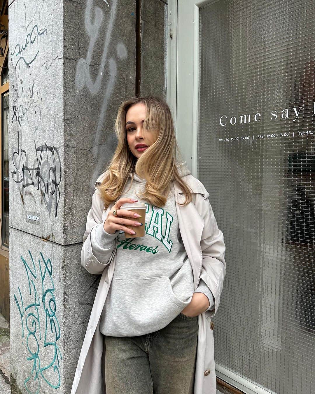 LOCAL HEROESのインスタグラム：「we don't know who is cuter....  @mvriamvrek without glasses  or with them 🎀 / Uni Grey Hoodie」