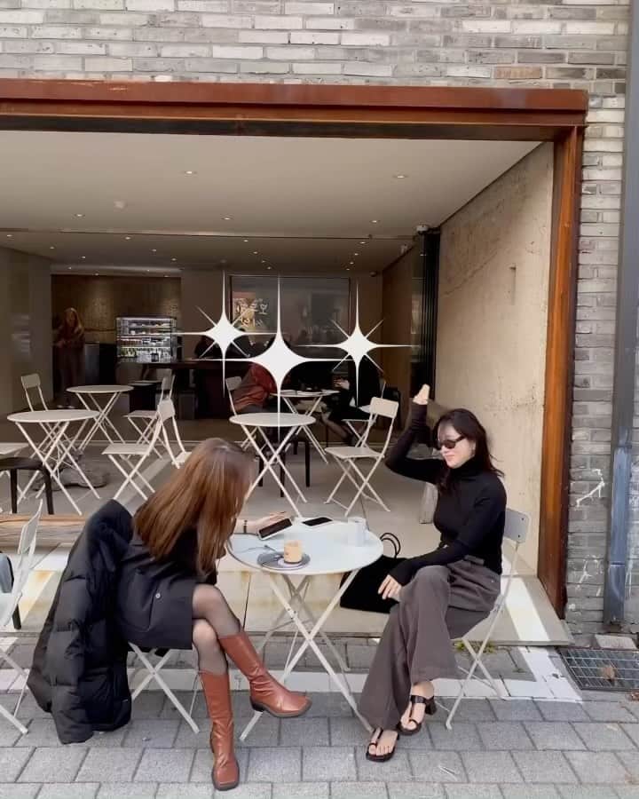 のインスタグラム：「너무 반짝이는 여름이🖤 나도 반짝이고 싶어 노력한 벨벳들 🖤」