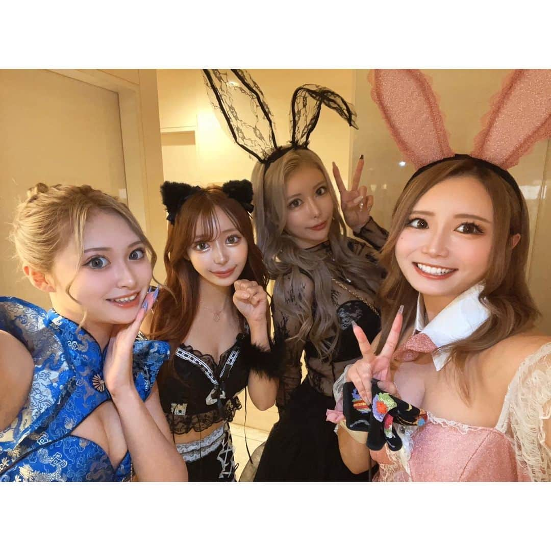 櫻井綾奈さんのインスタグラム写真 - (櫻井綾奈Instagram)「. 🎃HAPPY HALLOWEEN👻🍬 . 今年はえちえちバニーちゃん👯‍♀️♡ 痩せるの忘れてたけど諦めたw . みんなコスプレ可愛かった( ･ ･̥ )♡ . . 2日目は衣装そのまま 耳だけ変えて黒猫ちゃん🐈‍⬛(手抜きw) . . イベント2日間ありがとうございました- ̗̀❤︎ ̖́- . . . #池袋 #ikebukuro #キャバ #キャバクラ #キャバ嬢 #池袋シーサイド #プリンスグループ  #Halloween #ハロウィンコスプレ #ハロウィンイベント #コスプレ #バニーガール #えちえち #えろバニー #すけすけレース #黒猫コスプレ #👯‍♀️ #🐰 #🐈‍⬛ #👻 #🎃 #♥️ #🤳🏽 #instagood #instalike #like4like #l4l #halloweencosplay」11月6日 17時44分 - mayapan0511