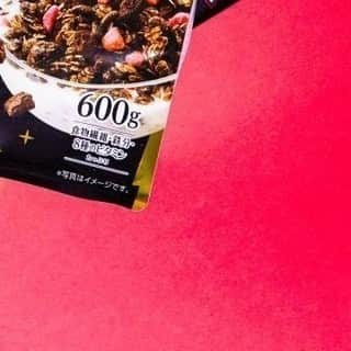 カルビーフルグラさんのインスタグラム写真 - (カルビーフルグラInstagram)「⚡⚡11/6に数量限定で『600gフルグラブラックサンダー味』が新発売⚡⚡  フルグラとブラックサンダー（@black_thunder_0906 ）がコラボ！  ブラックサンダープレーンビスケットとココアパウダーを加えたブラックなグラノーラに ブラックサンダーココアクッキーといちご、ラズベリーをトッピングしたザクザク感イナズマ級のフルグラです。」11月6日 17時40分 - calbee_frugra