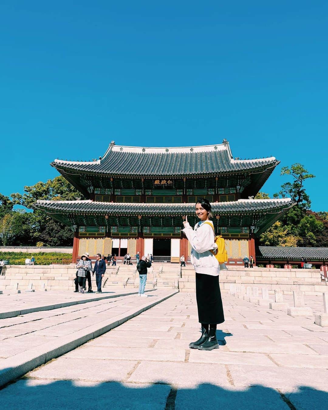 加治まやさんのインスタグラム写真 - (加治まやInstagram)「先週末、友人と初めての韓国に行きました✨ 食べ歩きとコスメ巡りの合間をぬって、世界遺産の#昌徳宮 に付き合ってもらいました！！ありがとう☺️ 日本語ガイドがやっていてそこに参加しましたよ。  離宮として建てられたんだけど正宮が燃えてしまった後はこちらで政務が行われるようになったんだって。  1400年代に建てられたままの敦化門（トンファムン）や青い瓦の宣政殿（ソンジョンジョン）がとっても印象的で綺麗でした。あと、オンドルという昔からある床暖房の設備に感動しました！日本の寒い地方で発達しなかったのはやはり石を使った建物が少ないからなのかな？？  日本でいう狛犬ちゃんぽい獅子も至る所に🐶🦁江戸初期の狛犬ちゃんにこういう顔の子がいたなぁと感慨深かったです。  今度行く時は韓国のお城に行きたい！！！  #韓国旅行 #昌徳宮 #韓国 #宣政殿 #koreatravel #koreatrip #歴史旅 #korea#海外旅行 #旅行 #女子旅 #世界遺産  #worldheritage」11月6日 17時41分 - mayakaji