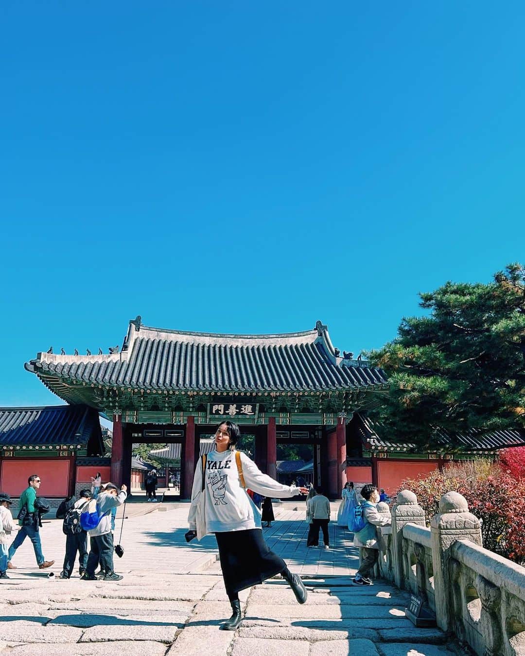 加治まやのインスタグラム：「先週末、友人と初めての韓国に行きました✨ 食べ歩きとコスメ巡りの合間をぬって、世界遺産の#昌徳宮 に付き合ってもらいました！！ありがとう☺️ 日本語ガイドがやっていてそこに参加しましたよ。  離宮として建てられたんだけど正宮が燃えてしまった後はこちらで政務が行われるようになったんだって。  1400年代に建てられたままの敦化門（トンファムン）や青い瓦の宣政殿（ソンジョンジョン）がとっても印象的で綺麗でした。あと、オンドルという昔からある床暖房の設備に感動しました！日本の寒い地方で発達しなかったのはやはり石を使った建物が少ないからなのかな？？  日本でいう狛犬ちゃんぽい獅子も至る所に🐶🦁江戸初期の狛犬ちゃんにこういう顔の子がいたなぁと感慨深かったです。  今度行く時は韓国のお城に行きたい！！！  #韓国旅行 #昌徳宮 #韓国 #宣政殿 #koreatravel #koreatrip #歴史旅 #korea#海外旅行 #旅行 #女子旅 #世界遺産  #worldheritage」