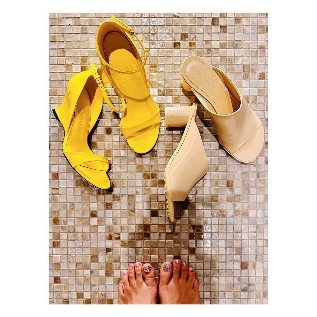 yori designerのインスタグラム：「👡  サンダルもその時のコレクションに合わせて 探すのも楽しみのひとつ😊  今季のフェラガモのお靴が とってもタイプ💛  ボッテガさんは疲れなさそう🫶🏻  どちらもヒールに特徴があって可愛い🫰🏻  足のネイルも靴や服に合うように シルバーラメラメに😚」