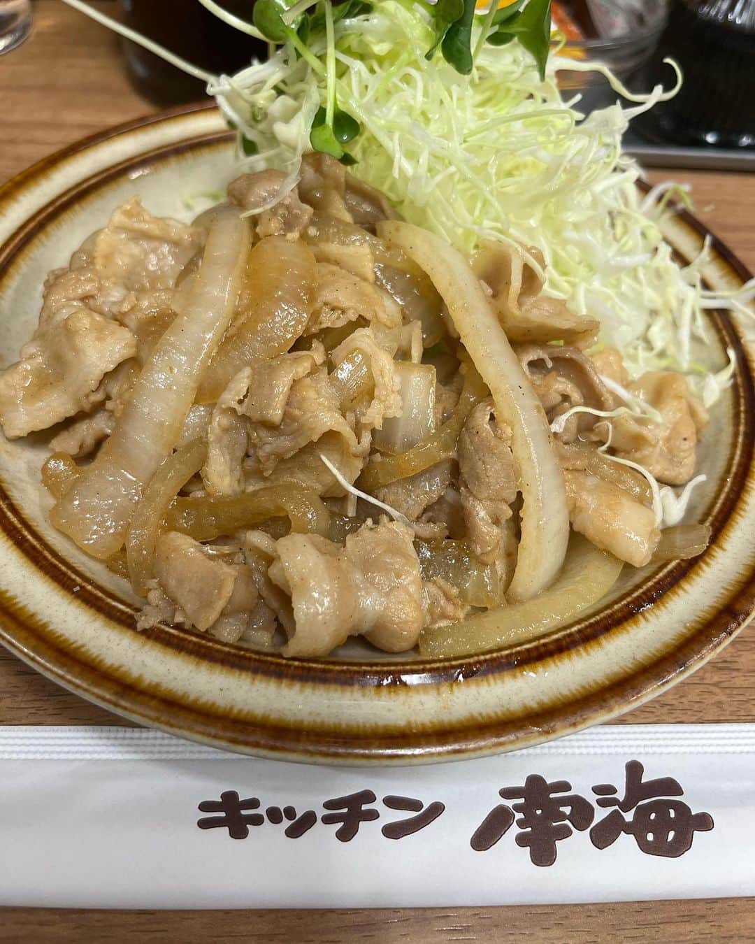 やまだひさしのインスタグラム：「孤独のグルメ 大好きなしょうが焼き。 久々のTOKYO FMでの収録を終え、皇居周りを散歩して神保町まで。 場所は変わってもずーっと変わらぬ味。 見事に伝承され、ひとくち食べた瞬間に幾度となく訪れた日々が甦る。 あいつとも来たなぁ。 あの子も連れてった。 僕にとっては東京のソウルフード。 今日はとびきり美味しかった。 マスターの笑顔が眩しい。 ご馳走さまでした。 #やまだひさし  #ラジオ #DJ #グルメ #キッチン南海」