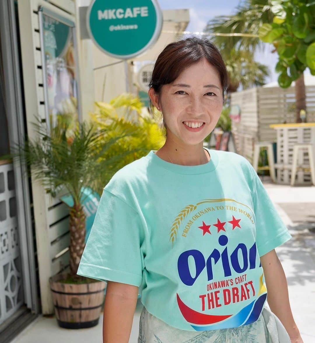 Yuri Sakuraiさんのインスタグラム写真 - (Yuri SakuraiInstagram)「まもなく販売スタートする ミントグリーンのOrion Tシャツ！  Orion Tシャツは、 沖縄で大人気のビールメーカー、オリオンビールが 作成している公式グッズで、 沖縄旅行中、カップルや、友達同士、家族で みんなでお揃いで着るのが定番になりつつあり、 観光気分を更に盛り上げるアイテムの1つに なっています！  那覇空港や国際通りなどにあるお土産ショップや、 オリオンビール公式のオンラインショップなどで 購入することができるのですが、 自分たちがメインカラーとしている 沖縄の空と、海の青さを連想される "琉球ブルー"をモチーフにした、 オリジナルのOrion Tシャツを作成して、 観光で沖縄にいらっしゃるみなさんに、 お揃いで着て楽しんで頂きたい！という想いから 形にできるように進めてきました！  オリオンの権利をもってないと作れないため、沖縄県内の業者さんに何社も当たり、 やっと作成して下さる業者さんを見つけて、 デザインや、色味の確認が終わり、現在制作中です！  いつ販売しますか？と 毎日のようにお客様から問い合わせを頂いていると カフェの仲間から聞いていて、 早くスタートできるように 最後まで微妙をしています！  ウミカジテラスにあるMK CAFEのみで 購入できる限定の ミントグリーンのオリオンTシャツになりますので、 ぜひ発売を楽しみにして頂けたら嬉しいです☆  #orion #tシャツ#オリオンビール #オリオン#生ビール #beer #鯖バーガー#ハンバーガー #沖縄#沖縄カフェ#沖縄南部カフェ#沖縄観光 #沖縄絶景#沖縄ランチ #沖縄グルメ#海の見えるカフェ#沖縄スイーツ #沖縄ハンバーガー#沖縄旅行#沖縄旅#沖縄土産 #瀬長島#ウミカジテラス#瀬長島ウミカジテラス #𝗆𝗄𝖼𝖺𝖿𝖾#𝗈𝗄𝗂𝗇𝖺𝗐𝖺#𝗎𝗆𝗂𝗄𝖺𝗃𝗂𝗍𝖾𝗋𝗋𝖺𝖼𝖾#𝗈𝗄𝗂𝗇𝖺𝗐𝖺𝗅𝗂𝖿𝖾」11月6日 17時41分 - yuri_sakuraiii