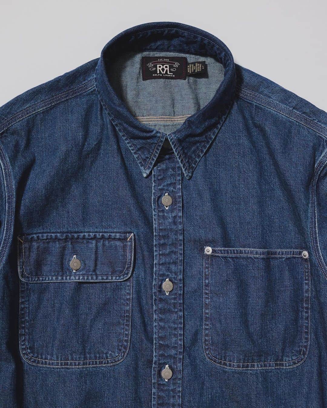 BEAMS+のインスタグラム：「... Double RL For BEAMS PLUS 『DUNGAREE WORK SHIRTS』 11.10（Fri.）Release  DUNGAREE WORK SHIRTS", a special order from "Double RL" and "BEAMS PLUS", is now available. This time, we requested a work shirt with a design that pays homage to good old American workwear. Details such as American-style rivets and tucked buttons, and the dungaree material express the brand's world view.  The roomy fitting created for this work shirt also makes it an excellent shirt outerwear.  ----------------------------- . 〈Double RL〉と〈BEAMS PLUS〉の別注『DUNGAREE WORK SHIRTS』が登場。 今回は、古き良きアメリカンワークウエアへのオマージュをデザインに落とし込んだワークシャツをリクエスト。 アメリカらしいリベットやタックボタンなどのディティールと、ダンガリー素材がブランドの世界観を表現。  本作のために製作したゆとりあるフィッティングは、シャツアウターとしても活躍する1着に仕上がりました。 . @doublerl @beams_official @beams_plus @beams_plus_harajuku @beams_plus_marunouchi #doublerl #beamsplus」