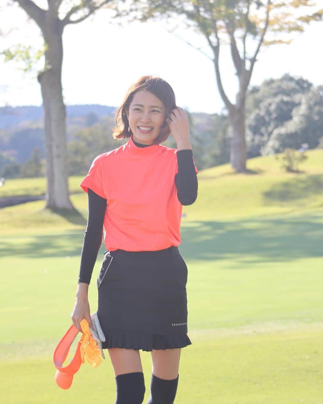 坂元美香さんのインスタグラム写真 - (坂元美香Instagram)「ゴルフシーズンだー⛳️  お出迎えしてくれるブタクサの 花粉との闘いです🤧🤧🤧 去年までブタクサ大丈夫だったのにな〜 たった1日で鼻かみすぎて鼻の皮が剥けました🤧  でも、寒くなったら行かなくなるタイプなので 今のうちにに楽しんでおきます🙂⛳️ 景色見るだけでも癒されるしね✨  #キングフィールズゴルフクラブ  #キングフィールズ #ゴルフ #golf #ゴルフおばさん #ゴルフ女子  #newbalancegolf #newbalance  #ニューバランスゴルフ」11月6日 17時52分 - mika_saka