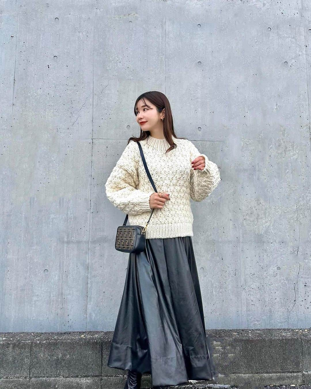 金城ゆきさんのインスタグラム写真 - (金城ゆきInstagram)「. OOTD♥ knit :  @stola.jp  skirt : @naturalbeautybasic_official  bag : @fendi   ざっくりニットとレザースカートの組み合わせ好き🧶♥  #coordinate#ootd#outfit#fashion#stola#naturalbeautybasic#pr」11月6日 17時52分 - yukikaneshiro