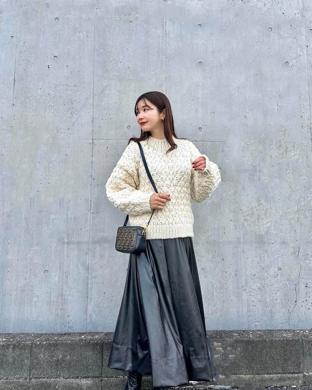 金城ゆきのインスタグラム：「. OOTD♥ knit :  @stola.jp  skirt : @naturalbeautybasic_official  bag : @fendi   ざっくりニットとレザースカートの組み合わせ好き🧶♥  #coordinate#ootd#outfit#fashion#stola#naturalbeautybasic#pr」