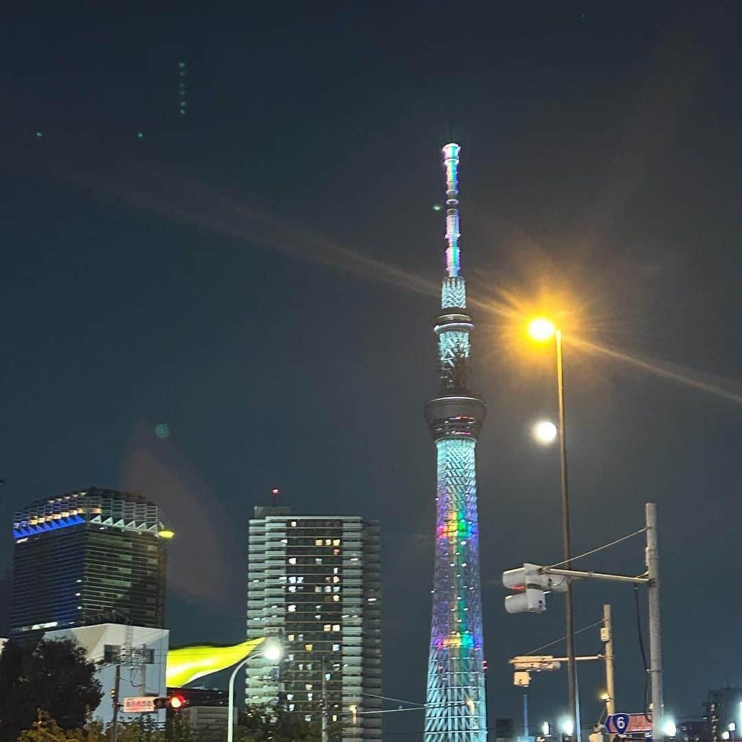 柴田阿弥のインスタグラム：「スカイツリー🗼🌈  虹色で綺麗でした🥰  #スカイツリー #スカイツリー夜景 #スカイツリーライトアップ #tokyoskytree #skytree #虹色 #レインボー #ソラマチ #東京ソラマチ」