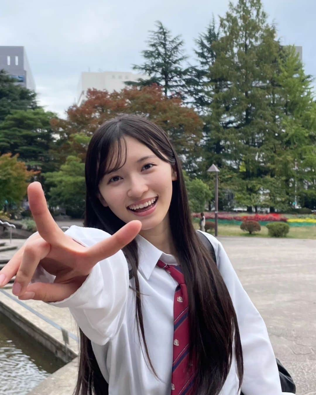 桧山ありすさんのインスタグラム写真 - (桧山ありすInstagram)「いつのまにか紅葉が綺麗な時期になってました！🫶🏻 秋らしい涼しい風も吹いていてとても気持ちよかったです♡  この日はハリーポッターコラボのサーティワンを食べました🍨 組み分けサンデーが食べたかったけど品切れ… 私はチョコとホグワーツハウスディライト🙌🏻 ミルクティー感が強くておいしかったー！おすすめです👍🏻  ちなみに私はハリーポッターだとシリウス・ブラックが大好きです💗  #桧山ありす #alice #jk #jk1 #fjk #07 #16歳 #サーティワン #ハリーポッター #紅葉 #制服コーデ #制服風コーデ #ネクタイ」11月6日 17時44分 - alice.hiyama