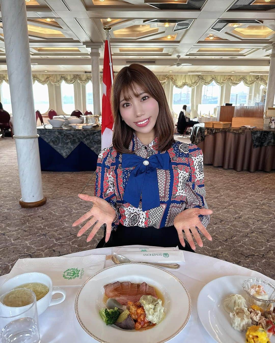 三上もえのインスタグラム：「♡ 初めてクルージングランチしてきた😋🍴💕  カモメが飛んでたり、海を見ながらのご飯最高すぎた🥺❣️ 誘ってくれた友達に感謝ー😊✨️ . . . #シンフォニー #シンフォニークルーズ  #クルージング #クルージングランチ  #女子会 #ランチ #東京ランチ」