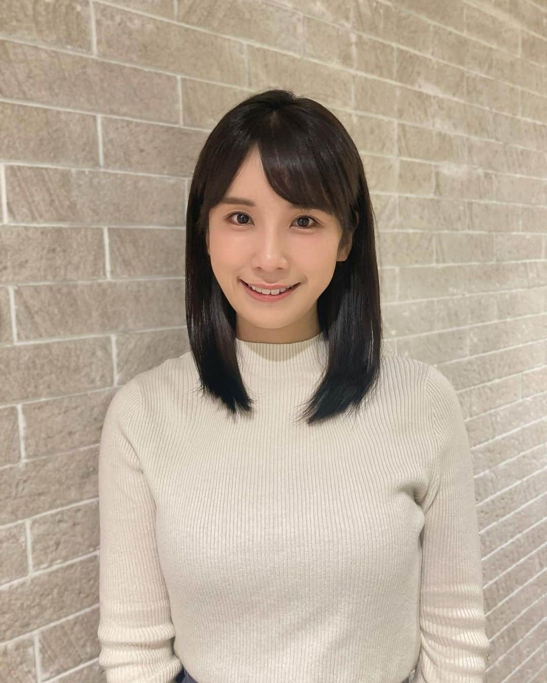 道重佐保のインスタグラム：「アナウンサーメイク伝授していただきました❤️‍🔥  自分でも出来るように練習せねば……！ 憧れのあの方もいつも見ているあの方もメイクされているヘアメイクさんのお化粧の魔法に感激の嵐でした😭✨  ポイントメイクは私が日頃から使ってるものをほとんど使用してもらっていて、 だからこそ この違い、凄くないですか？🥹💗  日々勉強の毎日〜！頑張ろう！！！  #正面からの写真 #めずらしいかな #動画も☺️♪  #portrait #japanesegirl #ig_japan #followme #健康美 #彼女 #日本的 #山口県出身 #道重佐保 #michishigesaho」