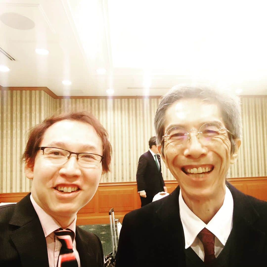 門倉貴史のインスタグラム：「たばこハームリダクションシンポジウムで澤口俊之先生とご一緒させていただきました！  めっちゃ久しぶりでしたが、ホンマでっか！？TVのときと変わらない澤口先生でした☺  #たばこハームリダクションシンポジウム #澤口俊之  #門倉貴史」