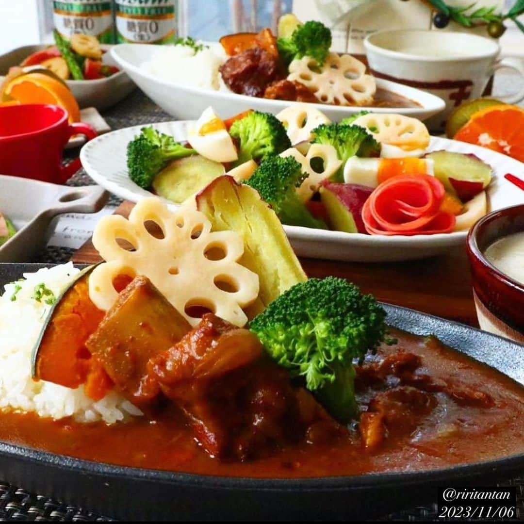 り～♬のインスタグラム：「こんばん月曜日……🐾 ・ ・ 『秋カレー🍛』 ・ ・ まぁただのカレーなんだけどトッピングで秋らしくね🍁🍠🍁🍠🍁🍠🍁🍠🍁  ・秋カレー ・温野菜サラダ ・クラムチャウダー ・ベーコンとあまり野菜のバターしょうゆソテー ・発泡酒🍺＆オレンジ🍊  #おうちごはん#夕ごはん#うちごはん#家族ごはん#料理#料理写真#手料理#献立#美味しい#うつわ好き#器#暮らし#食卓#おうちカフェ#食いしん坊#フーディテーブル#料理好きな人と繋がりたい#japanesefood#yummy#日々#日々の暮らし#dinner#delicious#foodpic#時間差投稿 #11月もよろしくお願いします#カレー#curry#秋野菜#野菜」