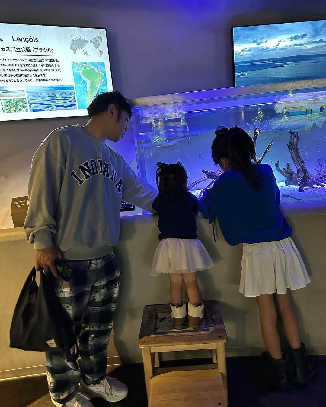 SAYUKAさんのインスタグラム写真 - (SAYUKAInstagram)「💙💙💙 🐠ママに優しい水族館プロジェクト @kawasui_aqua   ベビーカー専用に作られたのかと思うくらいのカワスイ🐬 通路がとっても広くて段差もなくてストレスフリー👌  ふれあいもデジタルアートもキッズスペースとかもあって 五感で感じて楽しめて子供たちも飽きずにまわれた💙  ショッピングモール内で狭いのかと思いきや 色んなゾーンに分かれてて想像の何倍も広かった😂🐟  何と今なら12月22日まで パパママ応援チケットで 小学生以下のお子様ひとりにつき大人2名まで 30%offでアソビューでチケットがかえるのでぜひ🉐🥺🪅  #進撃の巨人　コラボもやってるから好きな人には嬉しい☺️  PR  #カワスイ #川崎水族館 #水族館 #子育てママ #ママに優しい水族館プロジェクト #駅チカ #カワスイ川崎水族館」11月6日 17時47分 - sayumiso216