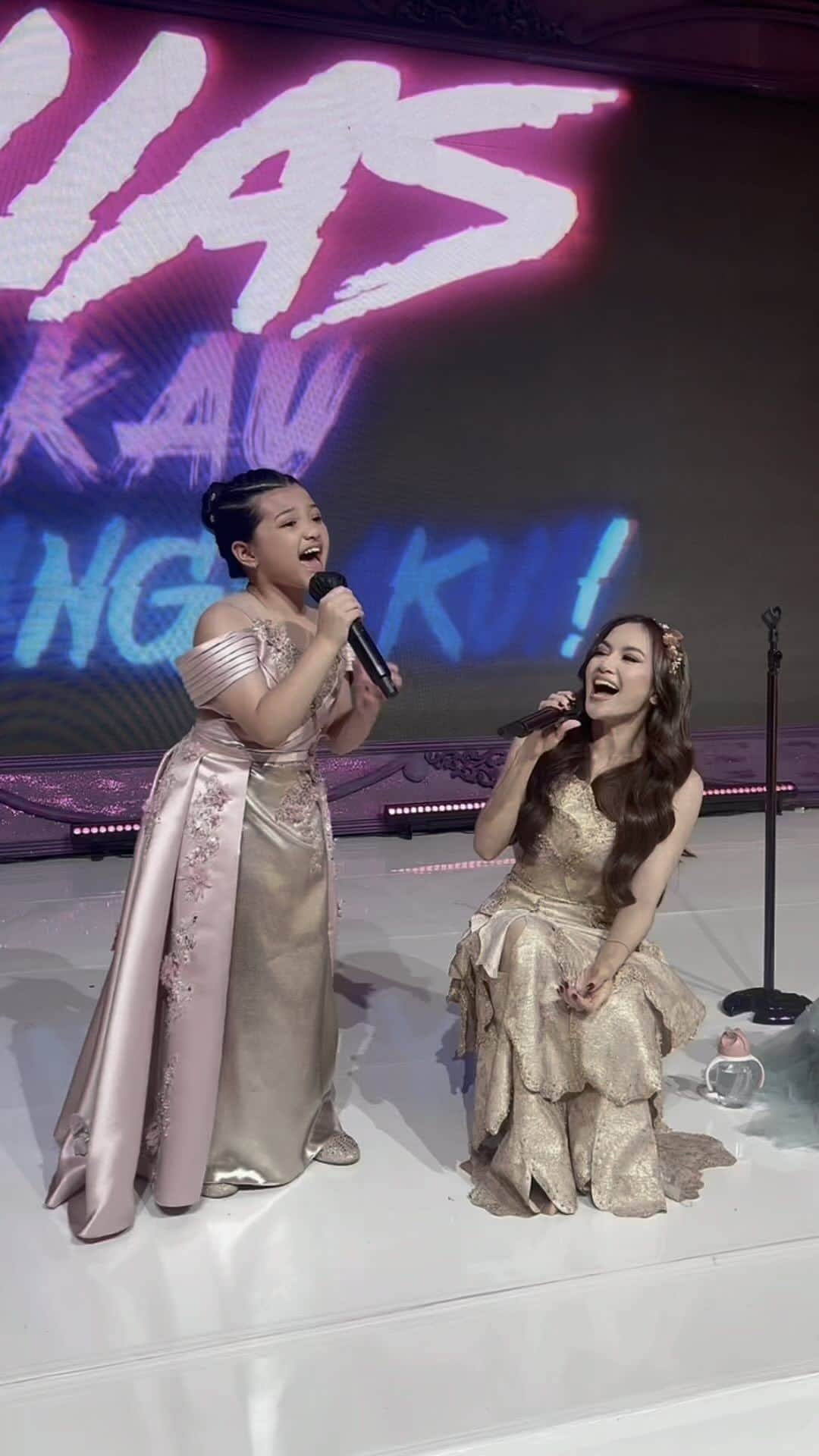 のインスタグラム：「Arsy @queenarsy and @mahaliniraharja X @ameenaatta  So lovely Performance😍🙏」