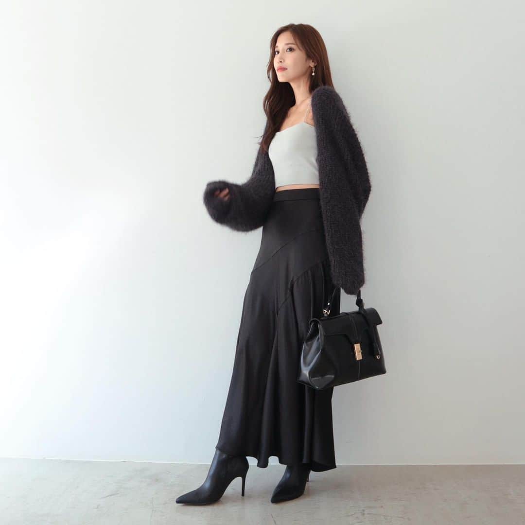 デュラスアンビエントのインスタグラム：「#フェザーヤーンニットボレロ <Beige, Blue, Charcoal> 【11/6(MON)20:00-】  秋の装いに羽織りたくなるニットボレロ。 毛足の長いフェザーヤーンを使用し、ふんわりとしたボリュームのあるシルエットをつくります。  短い着丈に対し、袖は長く設けることでバランスを取り、たっぷりの生地が手元で弛むことで、理想の"萌え袖"が叶います。  柔らかなベージュ、深みのあるブルー、コントラストが和らぐチャコールの3色展開でご用意。  留め具などはなくラフに羽織れるので、深まりゆく秋にぴったりの一着です。 ＿＿＿＿＿＿＿＿＿＿＿ ✔︎ @ambient_styling #AMBIENT #ambient_official #ambientstyle #アンビエント #ニット #ボレロ #秋コーデ」