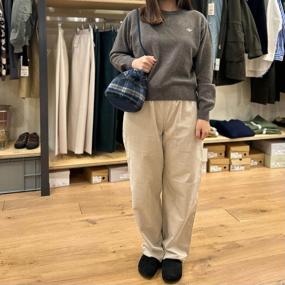 SUNDAY MOUNTAINさんのインスタグラム写真 - (SUNDAY MOUNTAINInstagram)「・ 【NEW ARRIVAL】  DANTONより新作が入荷しました🍂  今の時期から使える薄手のニットや コーデュロイが可愛いパンツ👖  サイズ感が可愛いあったかアウターなど これからの季節が楽しみになるような 商品が多数入荷しました ぜひ店頭に見にいらしてくださいね❄︎  ▶︎DANTON ダウンジャケット ¥40,700  クルーネックp.o L/S ¥18,480  イージーパンツ ¥17,380  ダッフルコート ¥46,200  在庫状況については、店頭またはDMにてお問い合わせください。  #thegate  #sundaymountain #サンデーマウンテン #DANTON #ダントン #ダッフルコート #コーデュロイパンツ」11月6日 17時51分 - sundaymountain